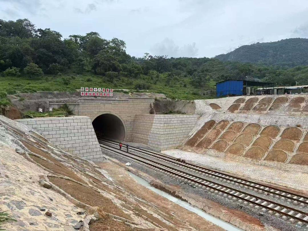 objectif “630” atteint ! la pose des rails du chemin de fer morebaya–simandou est désormais achevée